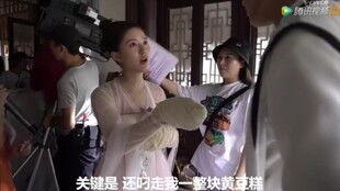 吻戏脱肉丝袜,肉丝袜意外脱落，明星们的甜蜜瞬间