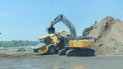 卡车翻车视频,惊险瞬间！卡车翻车事故现场直击